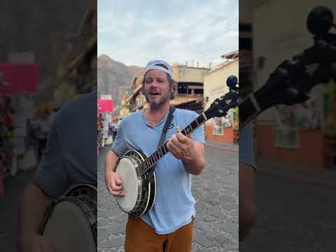 Banjo Serenades in the streets of Mexico 😂🪕🌎 La Cucaracha #shorts #banjo #mexico