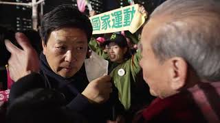 花絮：王局问台湾人是不是中国人，一位民进党的支持者当场掏出新台币打脸王局