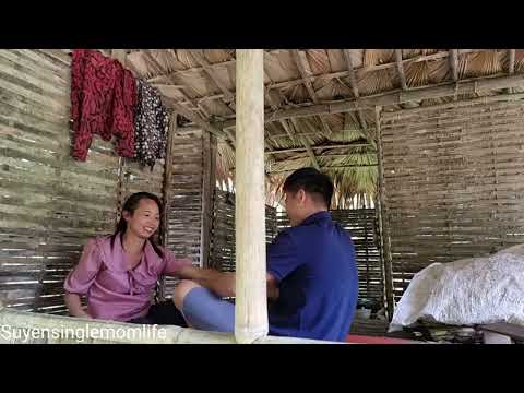 Living in the forest, the girl and her boyfriend went to collect banana leaves to sell