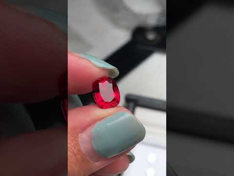 紅色尖晶石，淨度很好，火彩很好，2.79ct