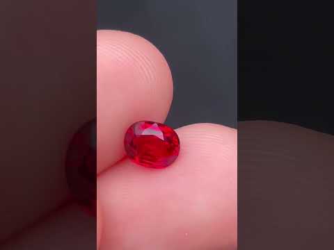 紅寶石，鴿血紅，無燒，淨度好，火彩好，1.25ct，GRS證書