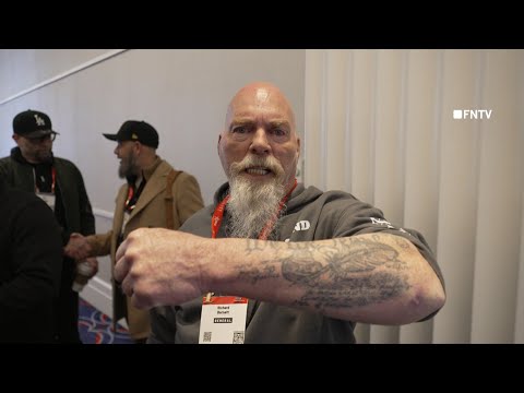 "It wasn't Pelosi desk, it was people's desk" J6er Richard Barnett signs autographs during CPAC 2025