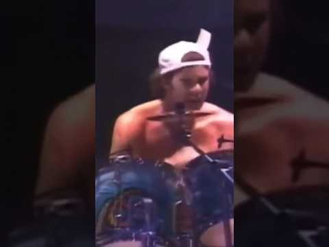 Red Hot Chilli Peppers: 'Suck My Kiss' Live