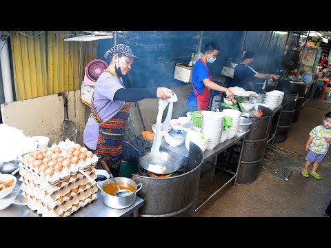 A collection of street foods you must try when you go to Thailand