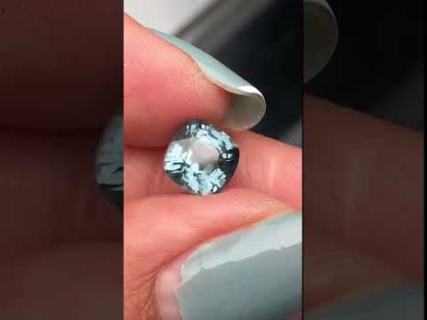 藍綠色尖晶石，火彩很好，2.0ct