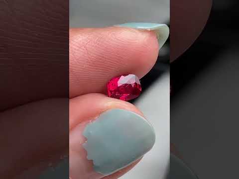 粉紅尖晶石，火彩很好，0.82ct