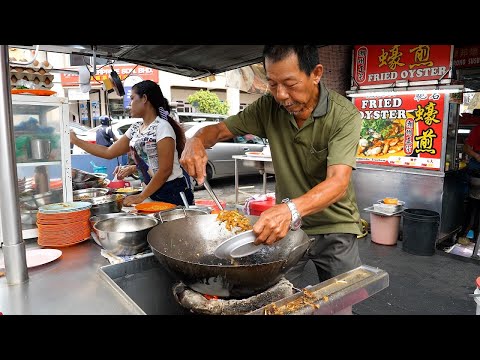 Father and son! A 3rd generation family business, Penang’s most famous charcoal tea, Kuay Tiao!