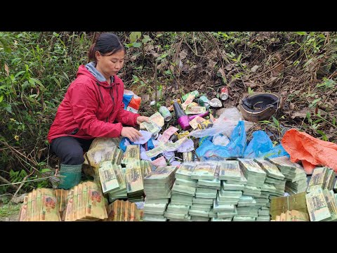 Poor girl picking up scraps: suddenly picked up huge amounts of money at the pile