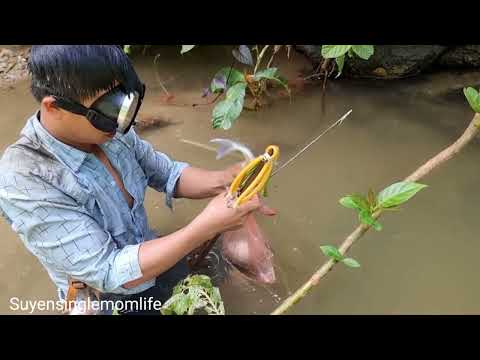 The girl and her boyfriend cut bamboo tubes to make sticky rice and complete a delicious meal