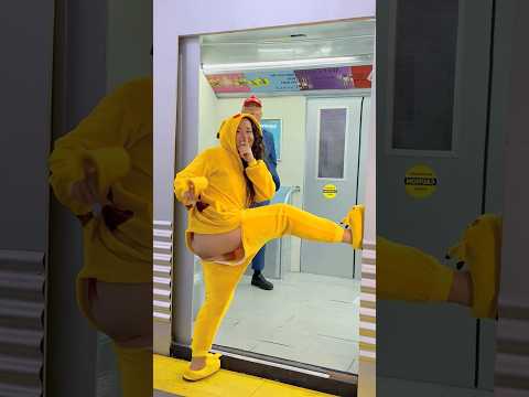 I'M STRETCHING ON THE SUBWAY: Is This A Bad Idea?😉LA ELVÍRA #shorts