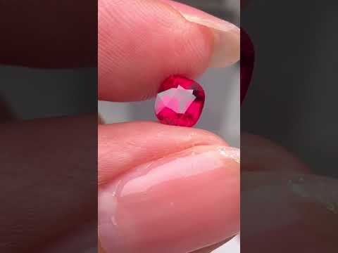 紅色尖晶石，火彩非常好，1.05ct