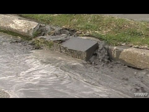 浦安市で発生した液状化現象 【視聴者提供映像】