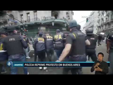 Manifestantes e policiais entram em confronto durante Marcha Semanal dos Aposentados, na Argentina