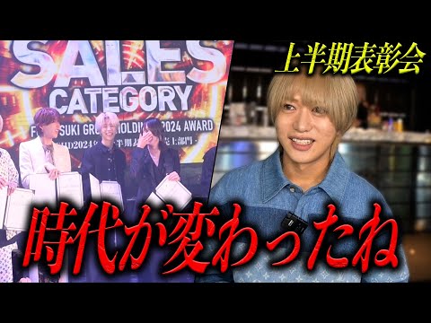 上半期表彰会｢帝蓮｣が壇上に上がる様子を見つめる右京遊戯。不調の彼を励ましたVALHALLAの成長、そしてナンバーワンを任せたライバルの言葉だった─。