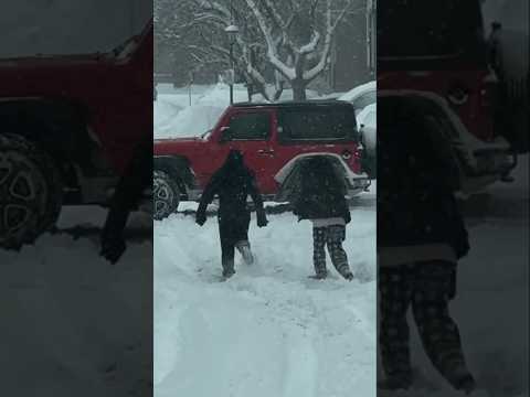 Gusto nila tumakbo sa snow kahit alam nilang mahirap! 😂☃️❄️🥶 #ezfam #funny #viralvideo #cute