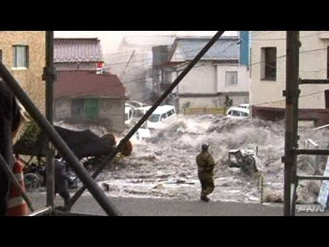 釜石市役所付近に押し寄せる津波 【視聴者提供映像】