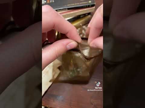 Packing Our Moss Earrings (shopofthecourtier)