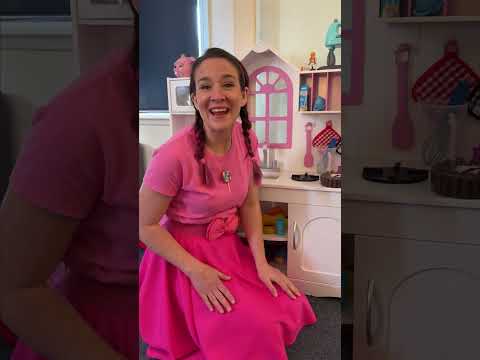 Alyssa's in the toy kitchen, let's cook! 🍳🍰 Fun pretend play game for kids #shorts #kidssongs