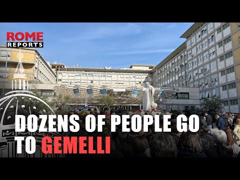 Dozens of people go to Gemelli to pray for the Pope