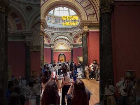 Thousands of #tourists walking to same direction #museum #london #england #touristplace #walkingtour