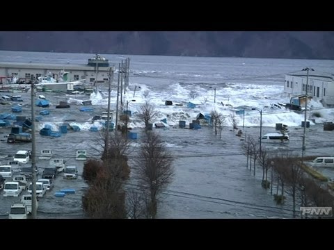 宮古港に押し寄せる津波