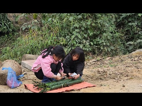 Tieu Nga, with a strange girl, takes care of the vegetable garden, and guides the sales girl.