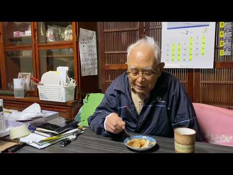 くず餅を食べる100歳