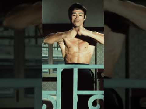 BRUCE LEE avec son DOS ENORME 😱