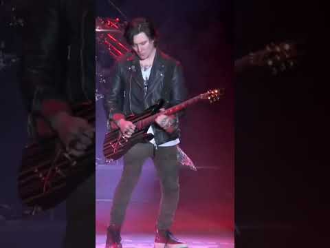 Hail To The King solo by Avenged Sevenfold Live