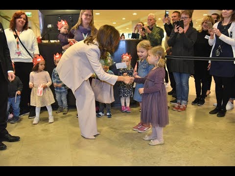 Helsinki's children shy royal meeting – Crown Princess Mary soothed a crying 4-year-old girl