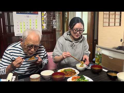 お友達と孫の手料理を食べる100歳