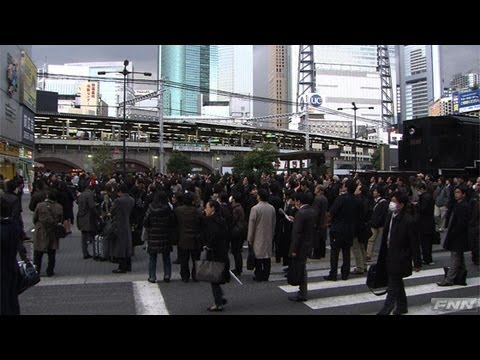 都内で帰宅困難者が続出 JR新橋駅付近