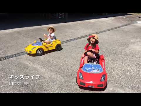 ขับรถโชว์ดาวน์ของรถเข็นโดยรถยนต์! Conducir enfrentamiento carro en coche! 車でドライブ カート対決！ Kids Life TV