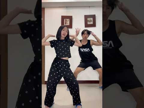 MANTRA 這爸爸中了什麼咒語🤣麥克風不錯，下次別戴了！#藍白拖舞團  #jenniemantra  #kpop  #dancecover  #familytime   #shorts