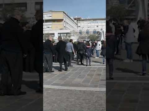 Dozens of people go to Gemelli to pray for the Pope