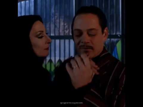 Anjelica Huston y Raul Julia siendo FUEGO🔥 #addamsfamily #morticia #morticiaaddams #AnjelicaHuston