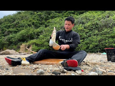 Japanese Fisherman Makes Seafood Pizza Using Only What He Catches in the Sea as Toppings!