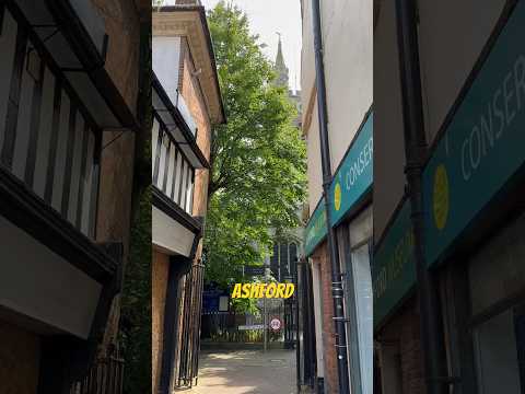 From the narrow streets to the churchyard #england #walkingtour #travelvlog #travelgram #traveling